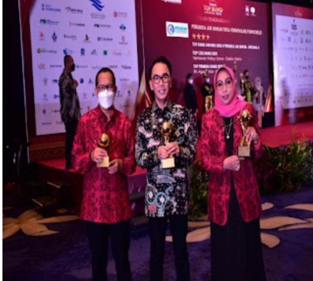 Bupati Adipati Raih Penghargaan TOP Pembina , PT. BPR Syariah Way Kanan meraih TOP CEO dan Pengharga