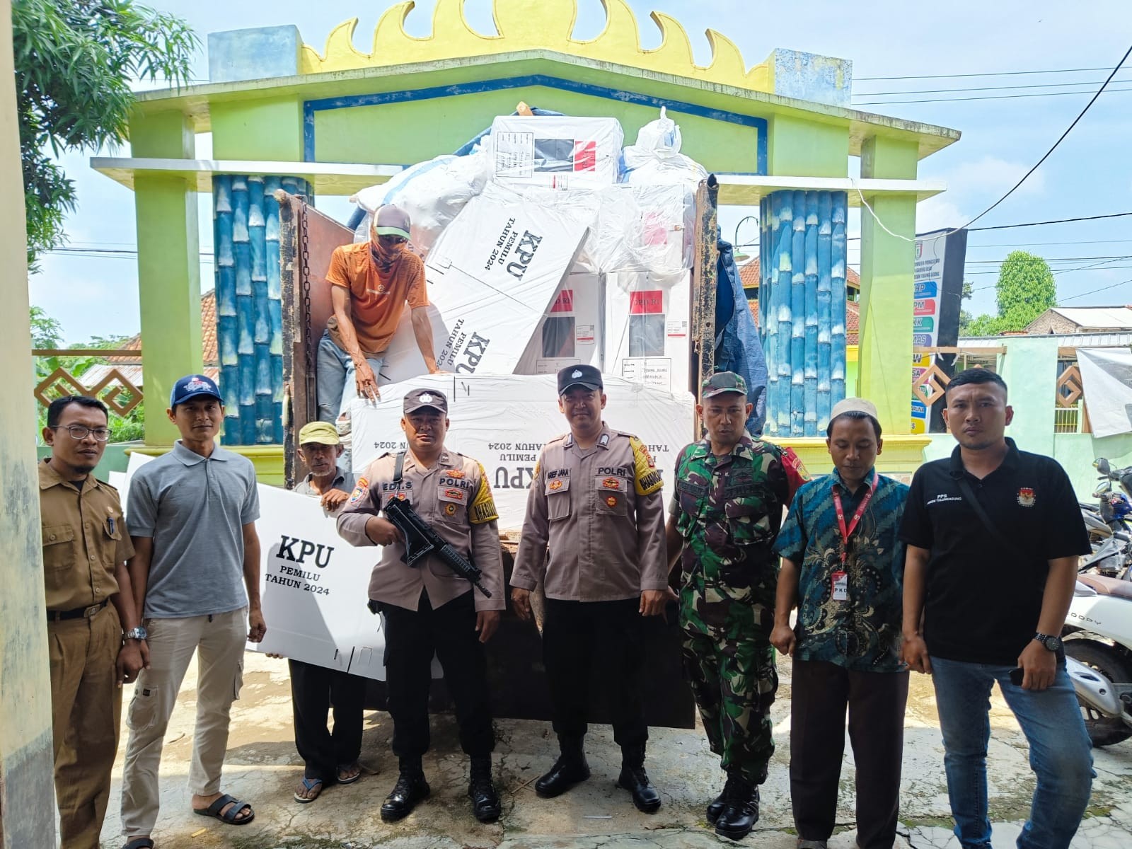 Polres Pringsewu Amankan Distribusi Logistik Pemilu dari PPK ke PPS