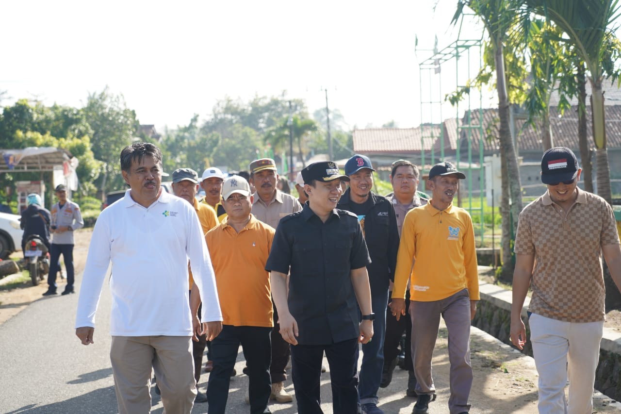 Pj.Bupati Pringsewu Tinjau Gotongroyong Masyarakat Mataram Dalam Mengantisipasi Penyebaran DBD