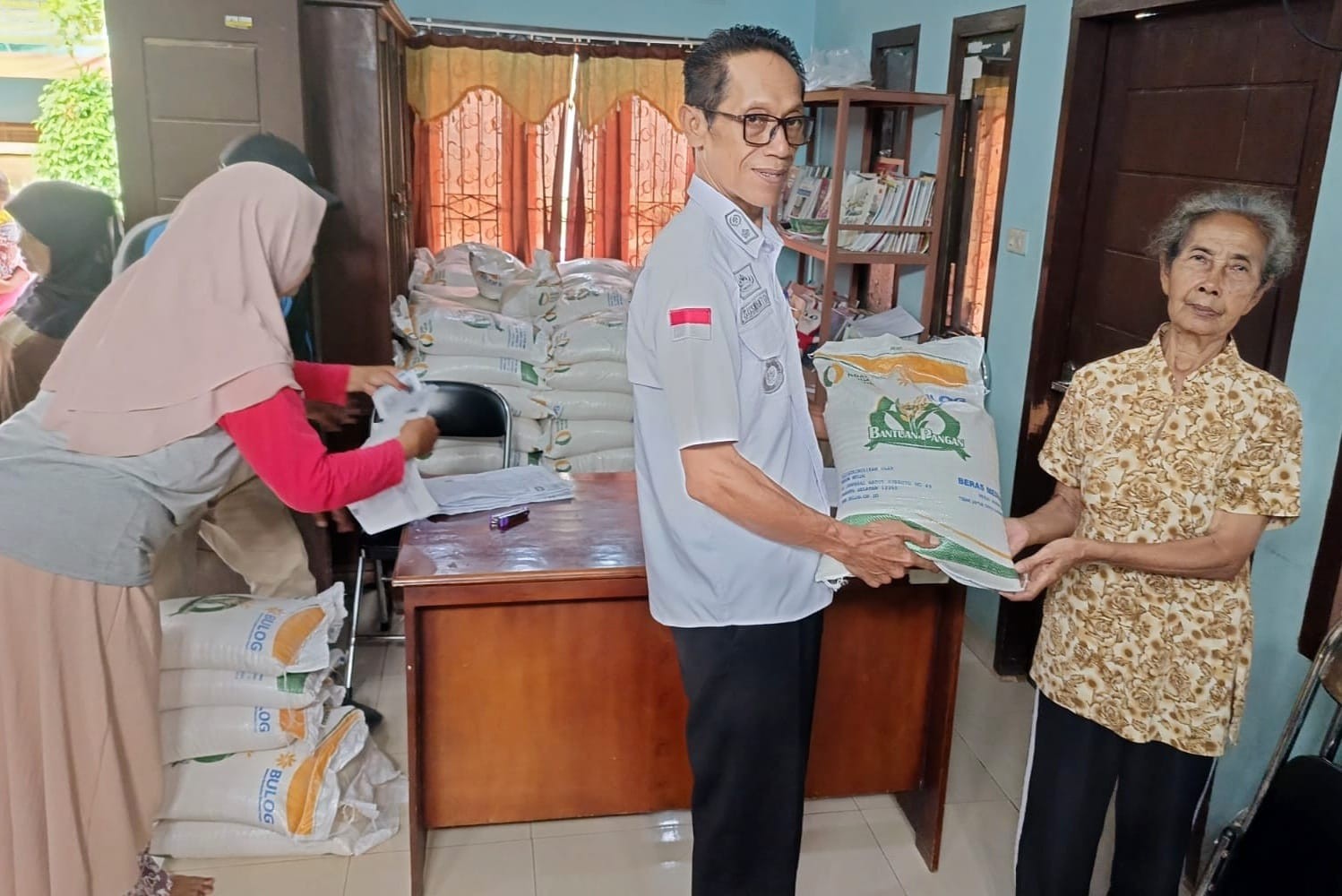 Terima Bantuan Beras dari Pemerintah, Warga Pekon Ganjaran Sangat Terbantu 