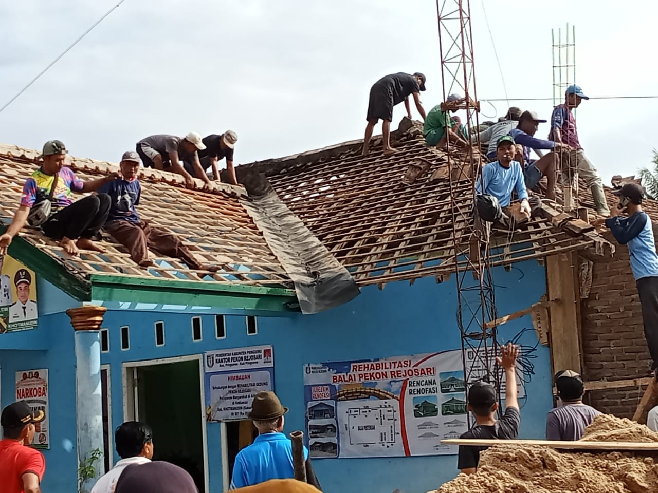 Masyarakat Rejosari Kerja Bakti Gotong royong Bongkar Gedung Balai Pekon Untuk Direnovasi