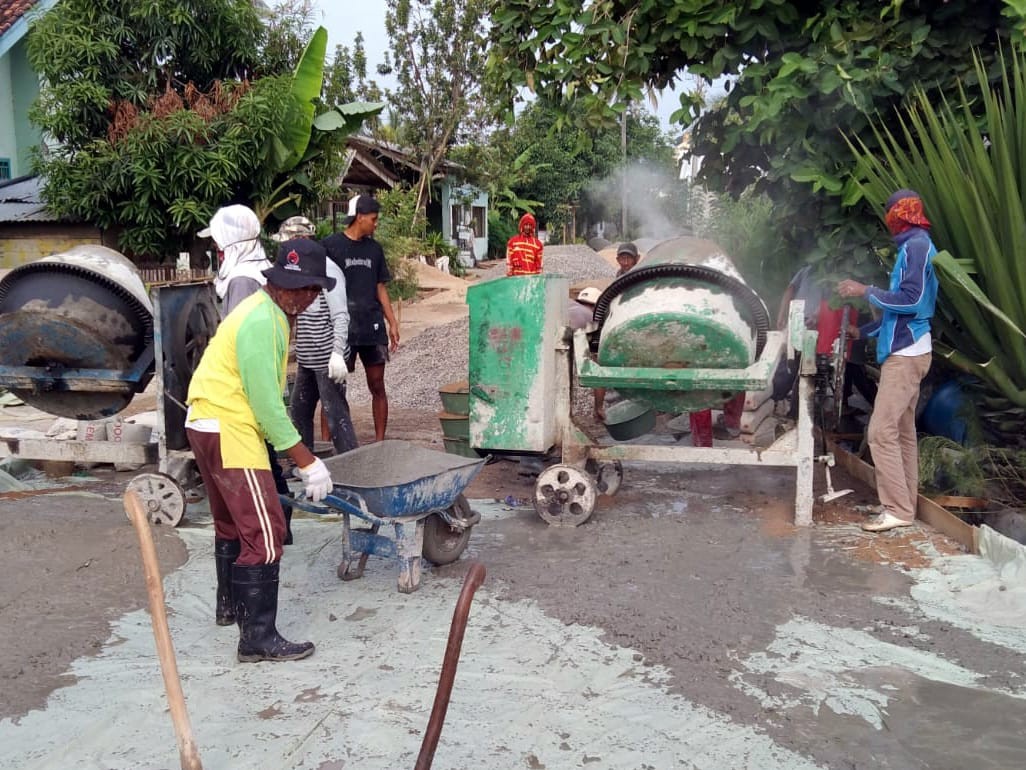 Mudahkan Akses Warga, Pekon Tambahrejo Barat Semenisasi Badan Jalan 