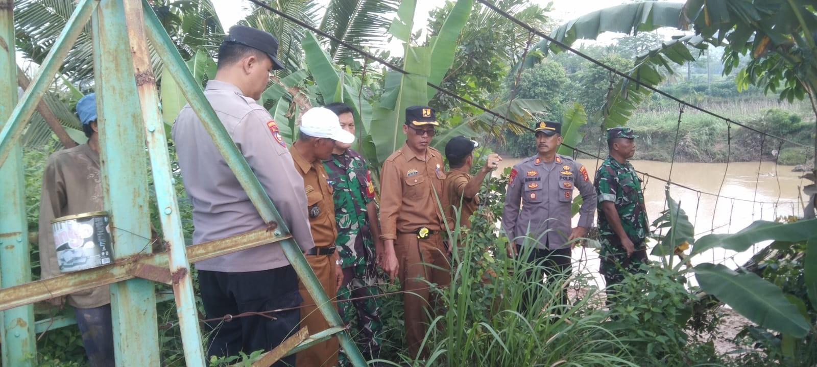 Polsek Gadingrejo dan Aparatur Terkait Tinjau Kerusakan Infrastruktur Akibat Banjir