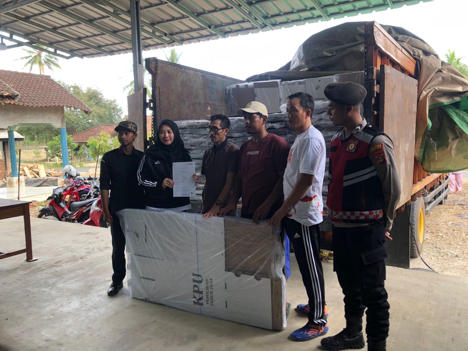 Kedatangan Logistik Pilkada di Pringsewu Dapat Pengawasan Ketat, Polisi Siap Jaga Integritas Pemilu