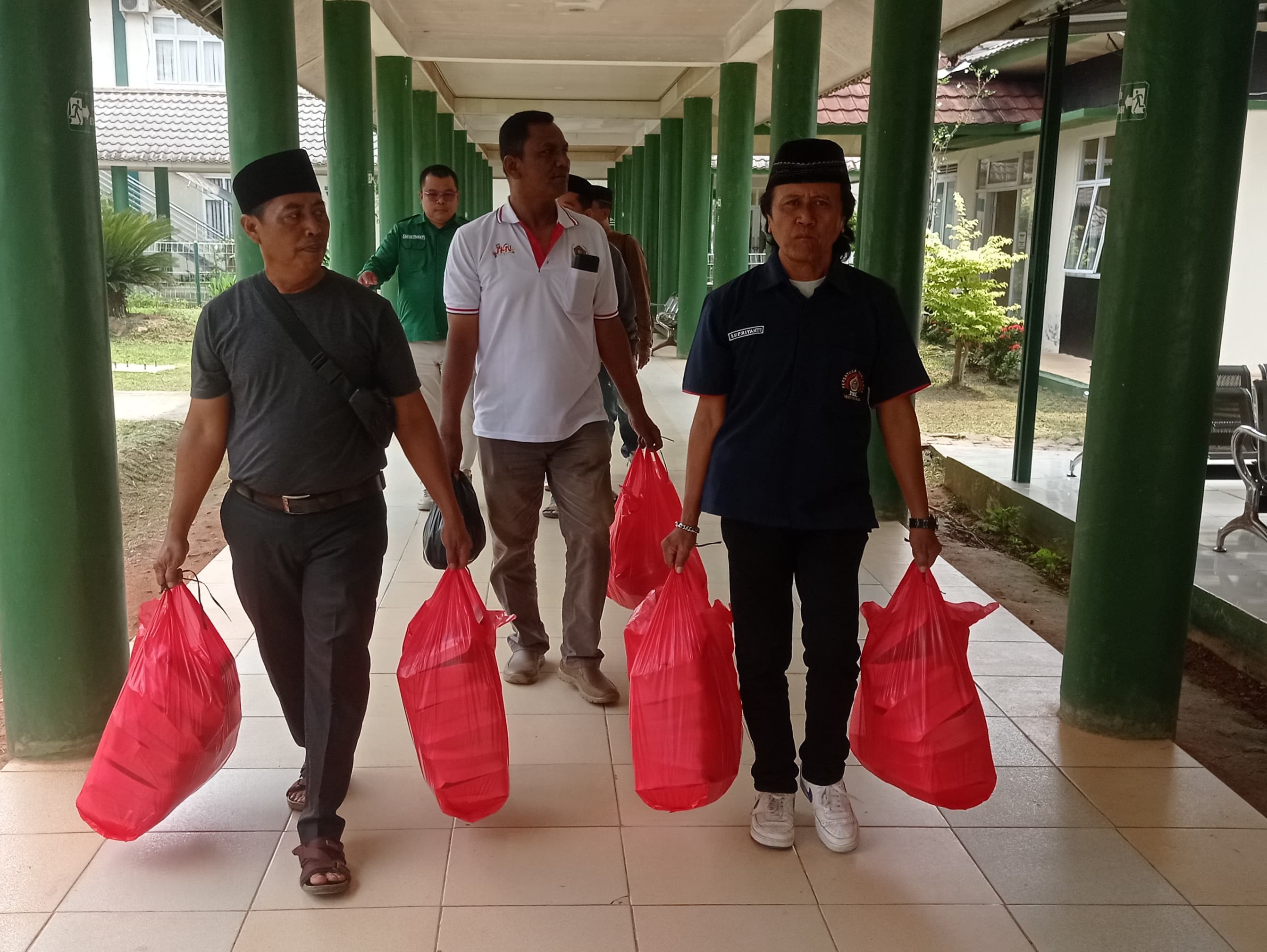 Aksi Sosial Jajaran PWI Pringsewu Berbagi 150 Nasi Bungkus.