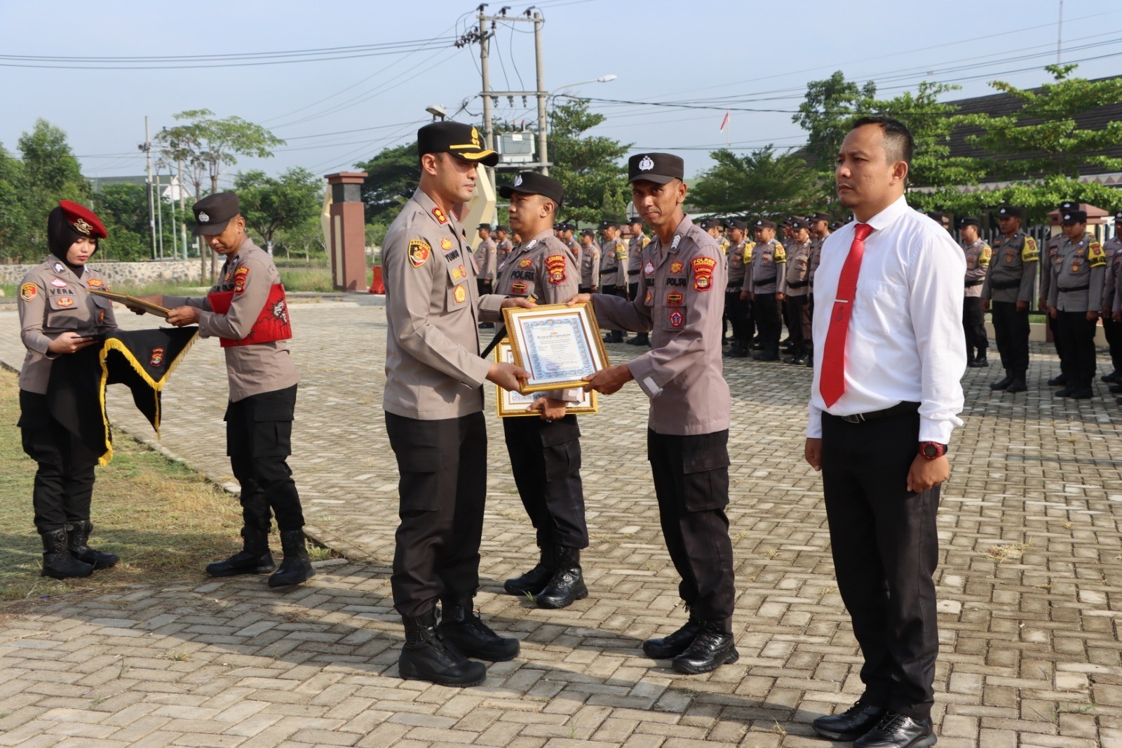 Jerih Payah Berbuah Manis: Belasan Personel Polres Pringsewu Terima Penghargaan Khusus