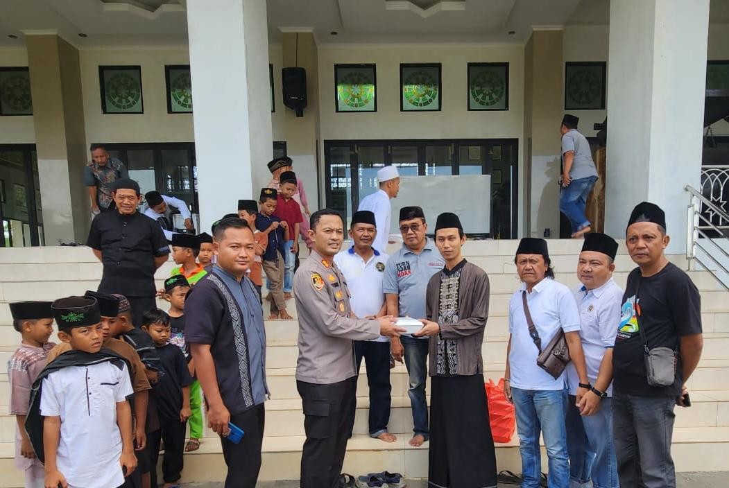 Kapolres Pringsewu Turut Andil Pada Agenda Berbagi Nasi PWI