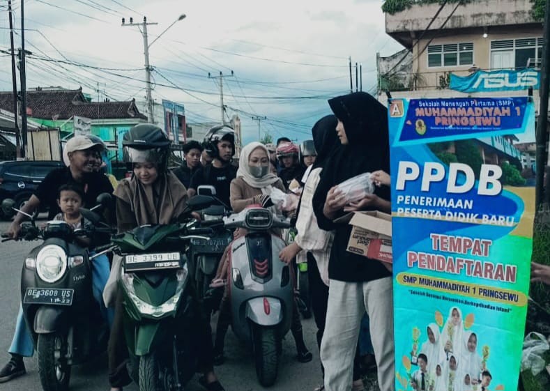 Tingkatkan Kepedulian di Bulan Ramadan, Siswa SMP Muhammadiyah Pringsewu Bagikan Takjil 